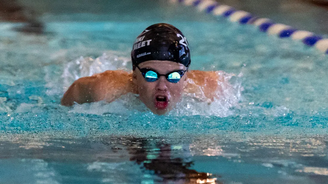 Aukusti Paakkala uimassa.